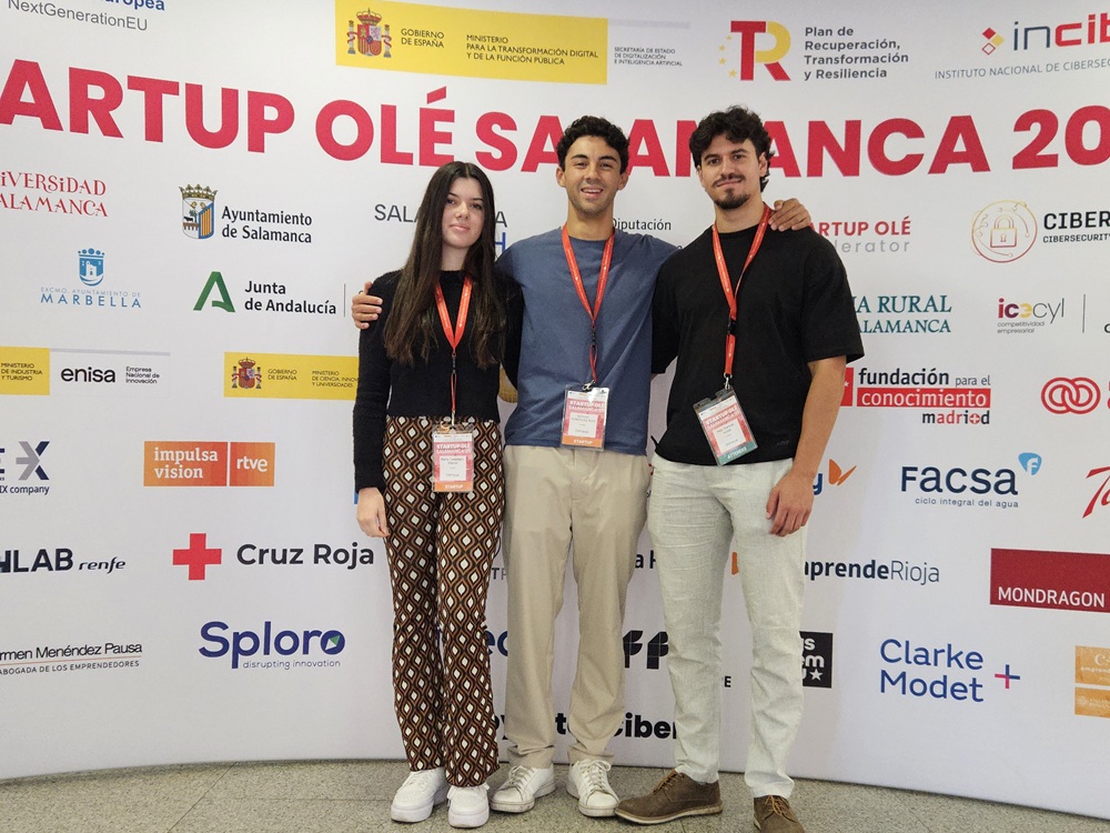 Tres alumni USAL proyectan una aplicación que premia el uso responsable del teléfono móvil entre los universitarios