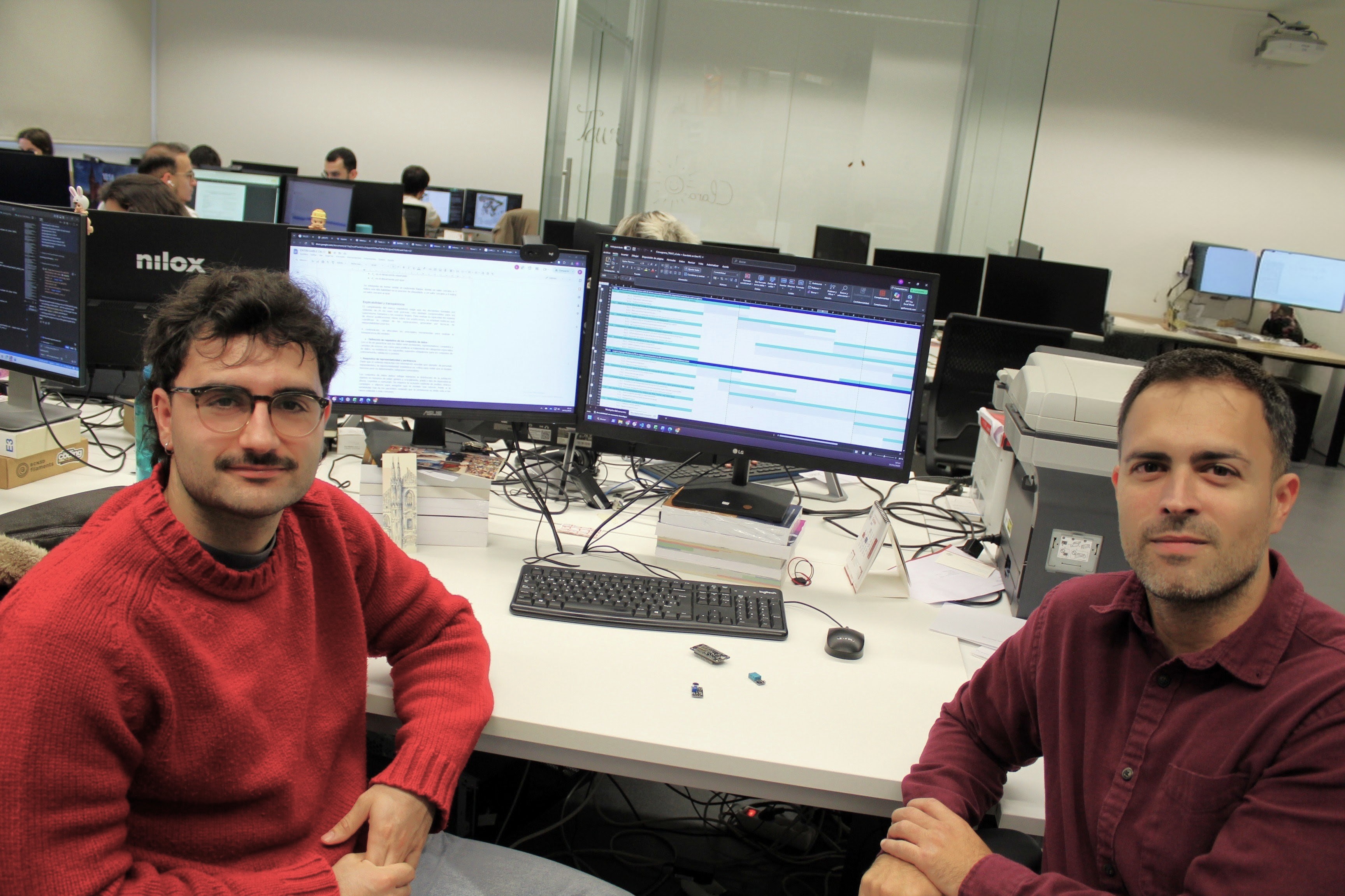 Pablo Chamoso (derecha) junto a un investigador de BISITE. Pablo Chamoso (derecha) junto a un investigador de BISITE.