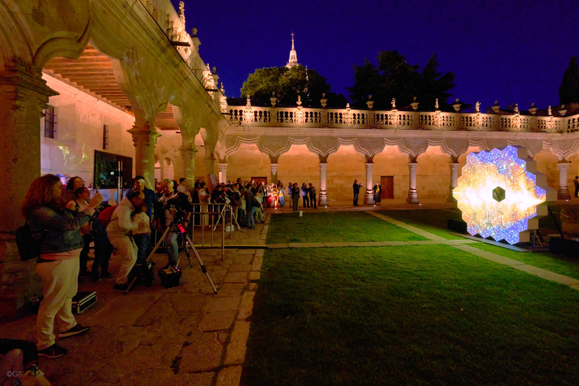 Actividad divulgativa del GTC Astrofísica Nuclear, Tecnologías Emergentes y Arte en el FACYL