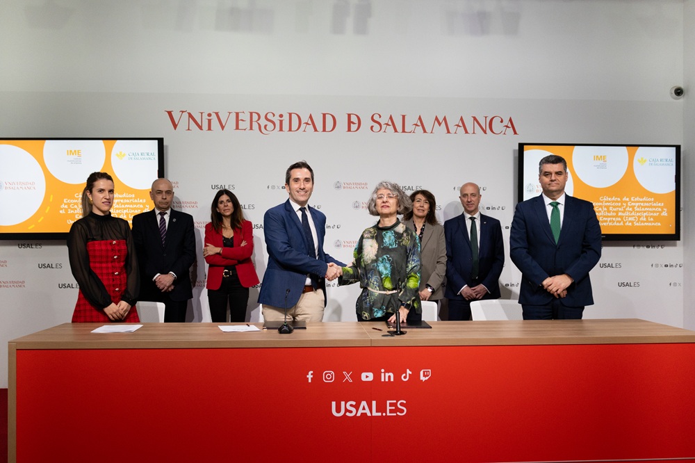 El vicerrector de Transferencia y la directora del Área de Asesoría Jurídica de Caja Rural de Salamanca firman el convenio para convocar los premios a los mejores TFG de innovación empresarial.