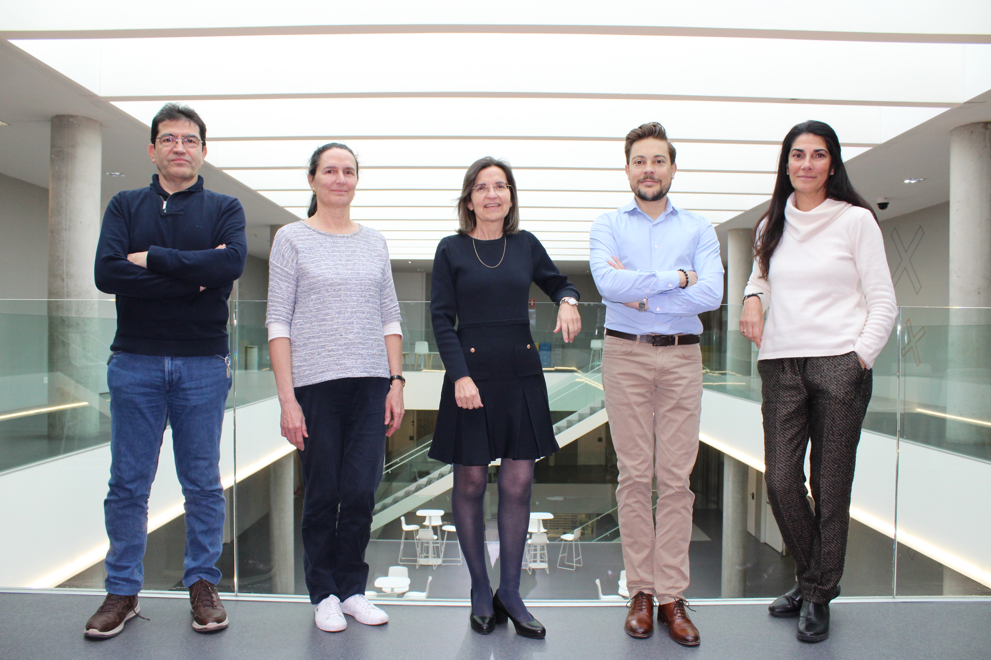 De izquierda a derecha, Manuel Pablo Rubio Cavero, Ana de Luis Reboredo, Angélica González Arrieta, Alfonso González Briones y Belén Pérez Lancho, investigadores del proyecto BlueAI USAL.