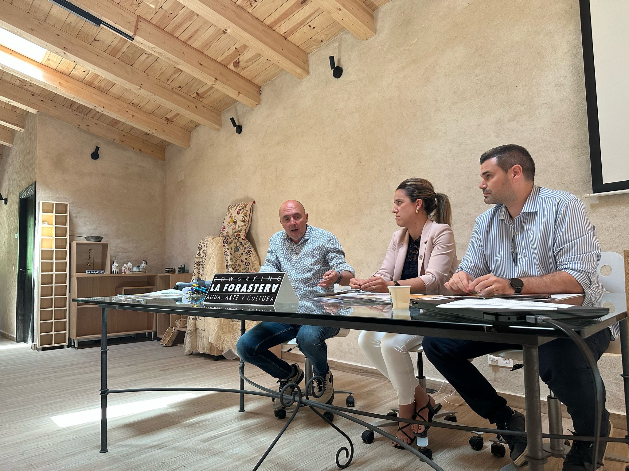 De izquierda a derecha Juan Bautista Alonso (ADRISS), Lucía Muñoz (USAL) y Álvaro Garrido (USAL) en uno de los encuentros de desarrollo económico celebrado en Mogarraz.