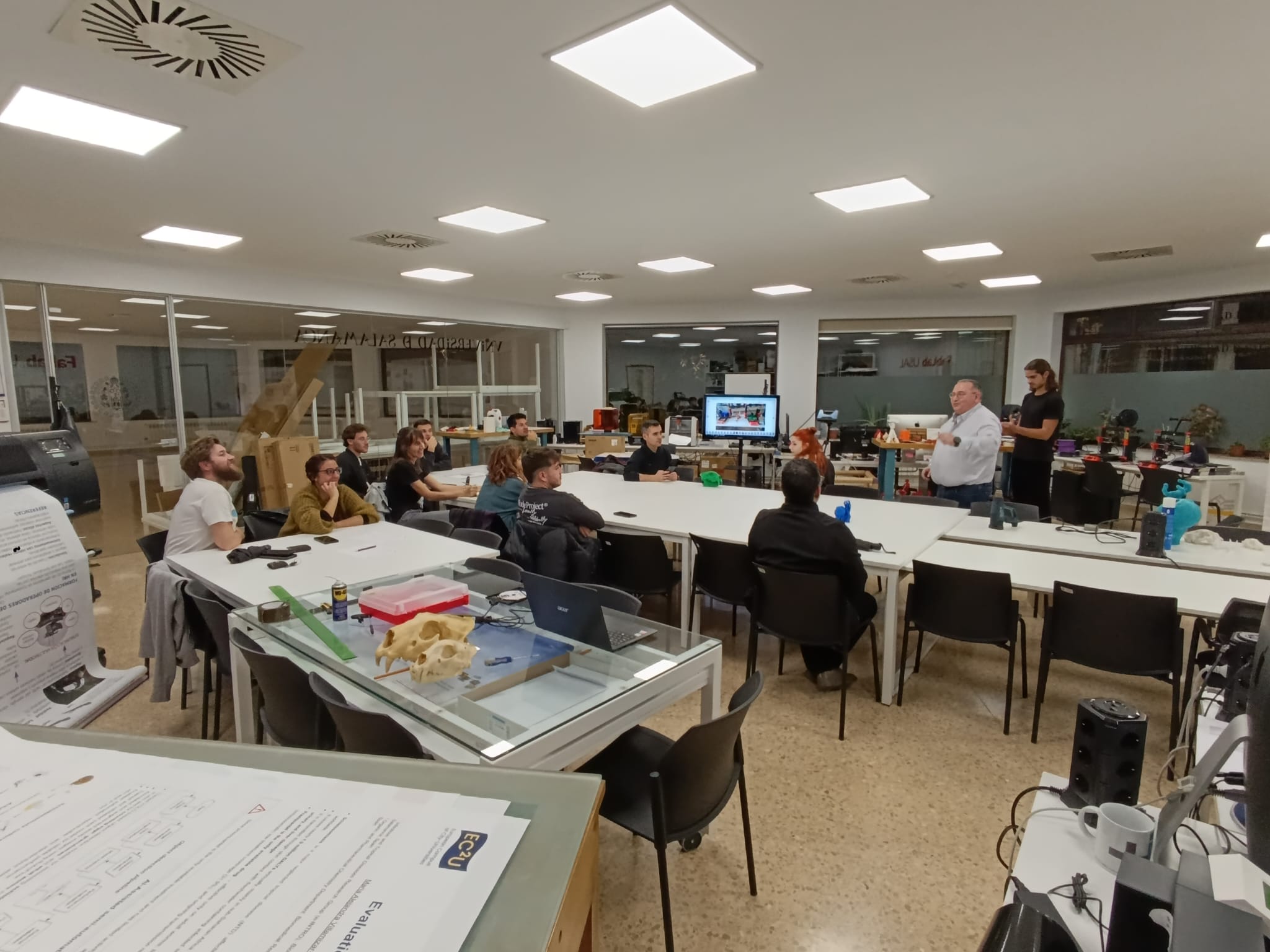 Sesión informativa en el FabLab de la USAL