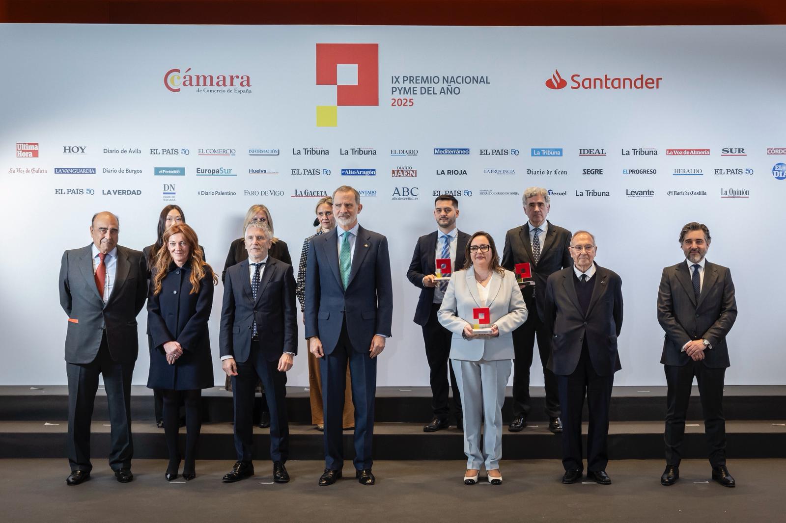 Adriana Casillas posa con el premio junto a Sm el Rey y representrantes de las cámaras y del Banco Santander.