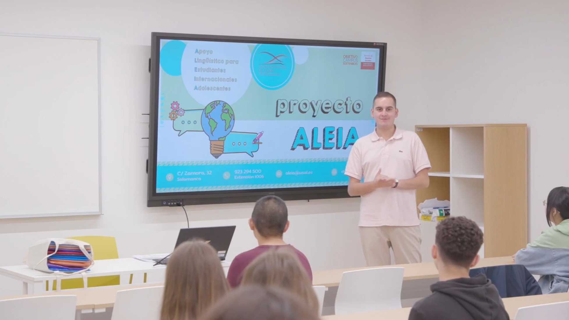 Un profesor da clases de español para extranjeros como parte del Proyecto ALEIA