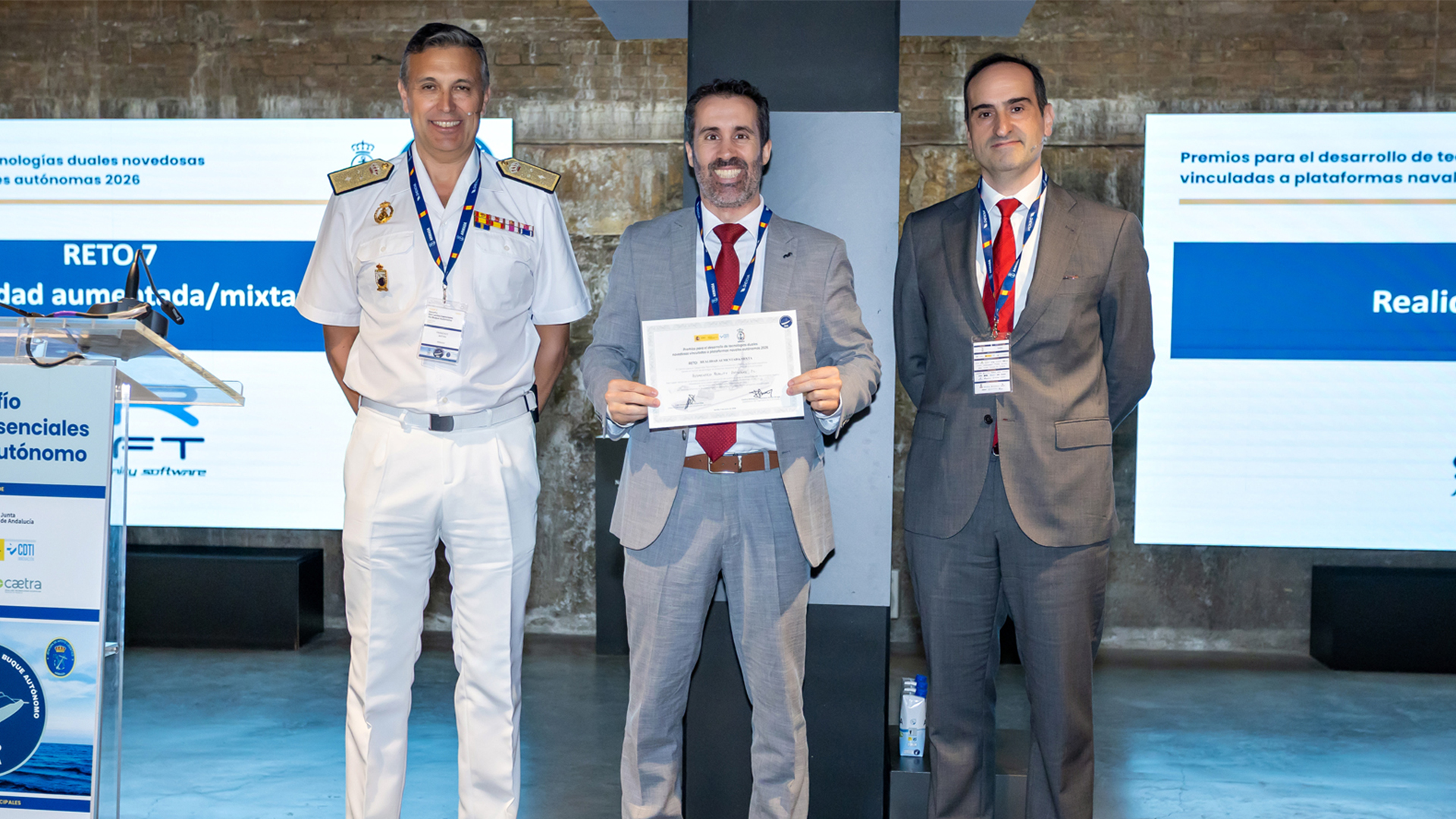 Manuel Martínez Cuadrón recibe el premio que el CDTI ha otorgado a ARSOFT
